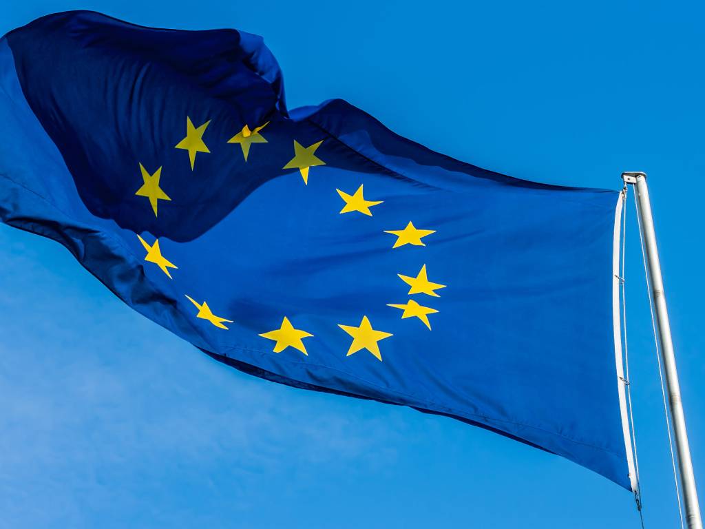 Por medo de espiões, UE distribui celulares descartáveis a delegação que visita EUA