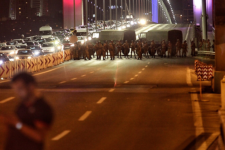 Soldados turcos bloqueiam a Ponte Bosphorus, em Istambul, que separa as cidades europeias e asiáticas - 15/07/2016