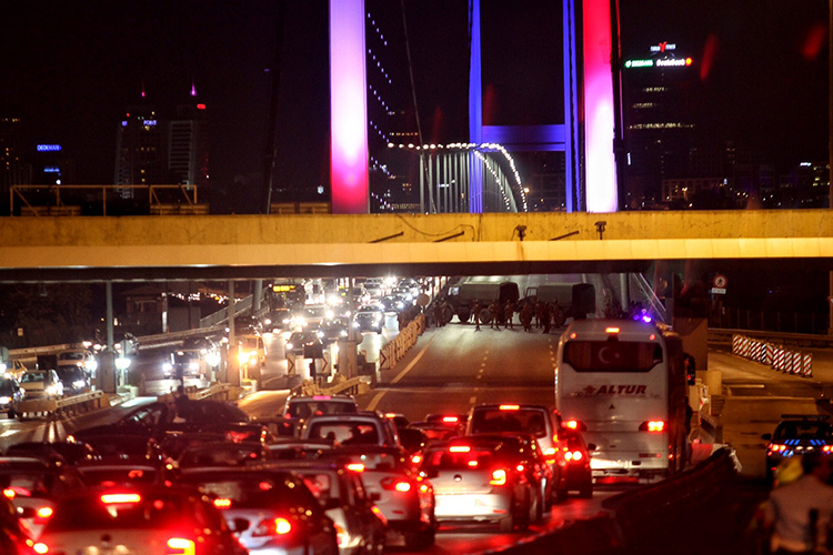 Soldados turcos bloqueiam a Ponte Bosphorus, em Istambul, que separa as cidades europeias e asiáticas - 15/07/2016