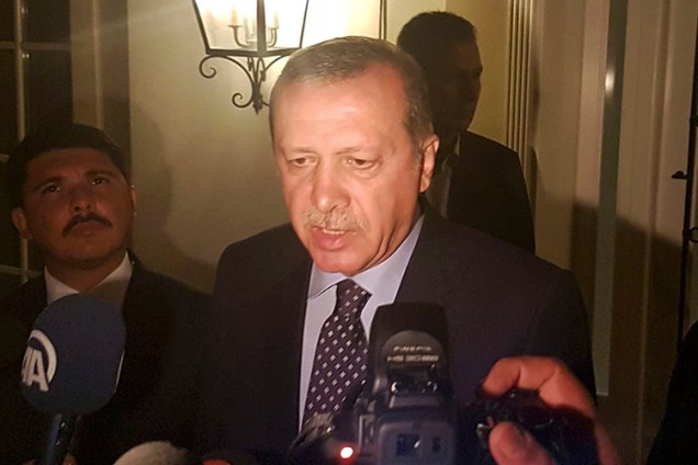 O presidente turco, Tayyip Erdogan, fala à imprensa sobre a tentativa de golpe militar no país - 15/07/2016
