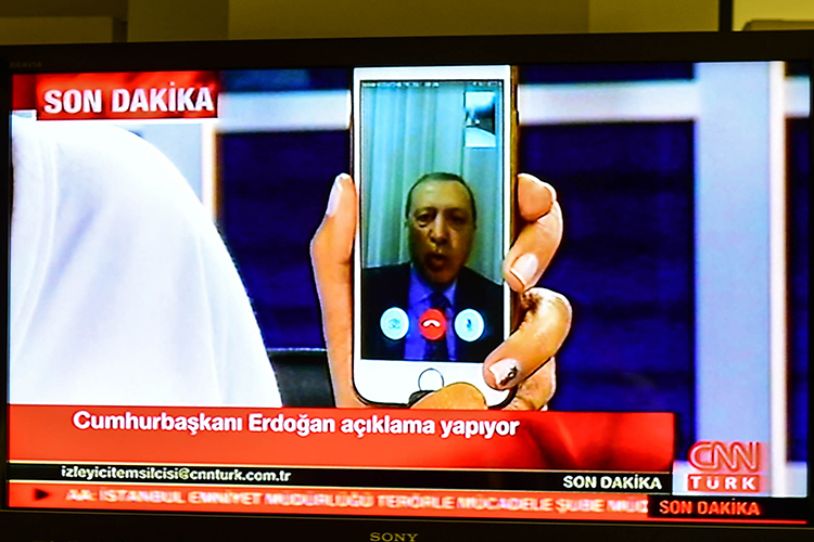 O presidente turco,Tayyip Erdogan, fala a uma emissora de TV, por transmissão ao vivo via Facebook - 15/07/2016