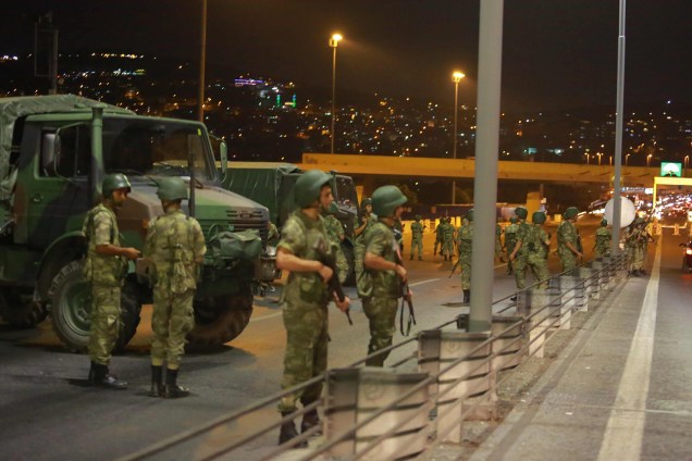 Soldados turcos bloqueiam acesso para a Ponte do Bósforo, em Istambul - 15/07/2016
