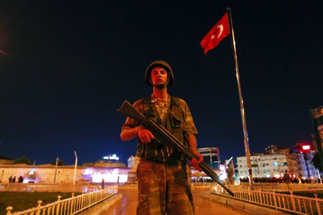 Militar turco é visto próximo à praça Taksim, em Istambul - 15/07/2016