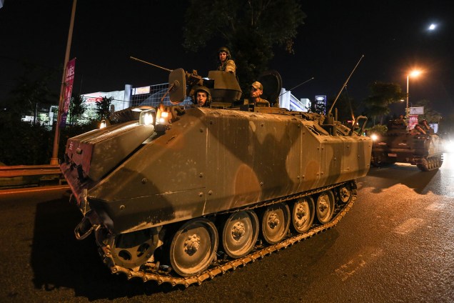 Tanques militares são vistos nas principais ruas de Istambul, na Turquia, após grupo militar anunciar golpe de Estado no país - 15/07/2016