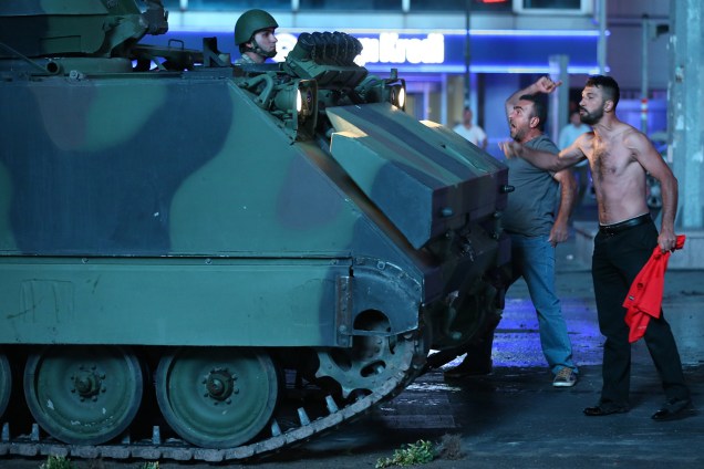 Turcos reagem contra a tentativa de golpe militar, em Istambul - 15/07/2016