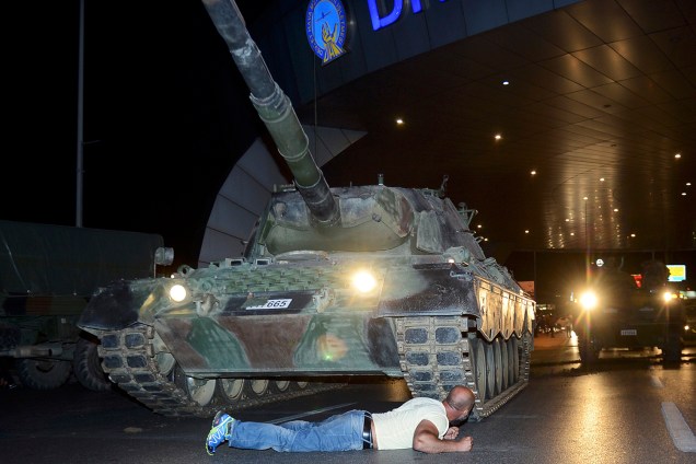Homem tenta impedir passagem de tanque militar, próximo ao Aeroporto Ataturk, na Turquia. Grupo militar anunciou golpe de Estado no país - 15/07/2016