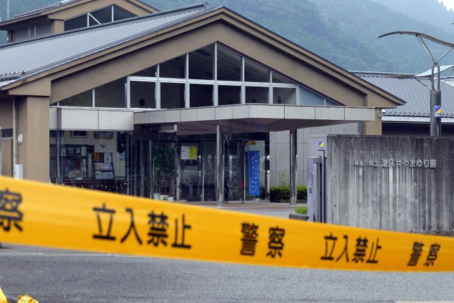Faixa de isolamento é colocada em frente à clínica para deficientes, em Sagamihara, no Japão, após homem invadir local e matar ao menos 19 pessoas com facadas - 25/07/2016