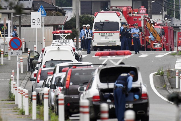 Policiais e bombeiros são vistos próximos à uma clínica de tratamento de deficientes, em Sagamihara, no Japão. Homem invadiu o local e matou 19 pessoas com facadas - 25/07/2016