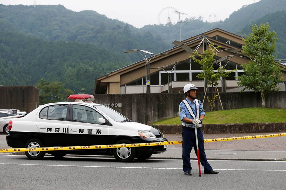 Policial faz patrulha, próximo à uma clínica de tratamento para deficientes, em Sagamihara, no Japão, após homem invadir o local e matar ao menos 19 pessoas com facadas - 25/07/2016