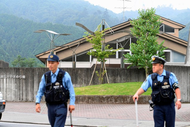 Policiais japoneses em frente a cliníca de deficientes, em Sagamihara, no Japão, depois que ex-funcionário invadiu o local e matou 19 pessoas a facadas - 25/07/2016