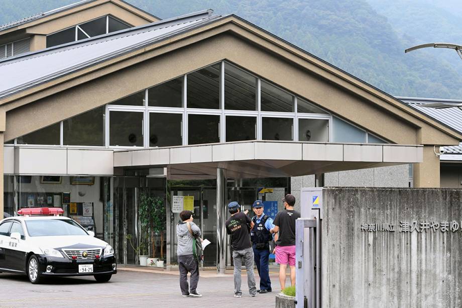 Policiais japoneses em frente a cliníca de deficientes, em Sagamihara, no Japão, depois que ex-funcionário invadiu o local e matou 19 pessoas a facadas - 25/07/2016