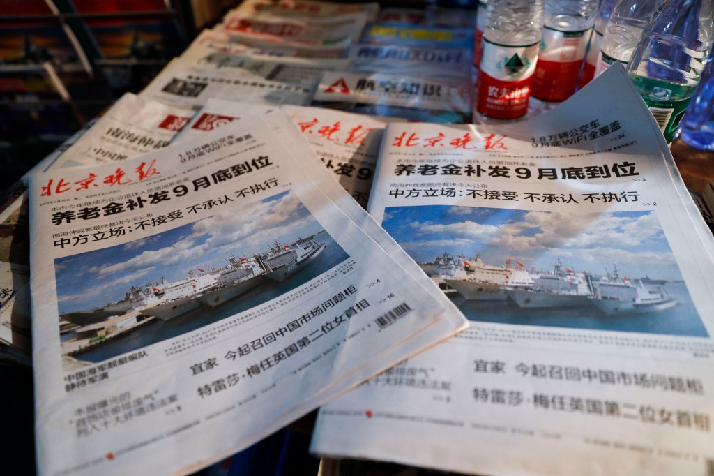 Manchete do jornal Beijing Evening mostra exercícios de frotas navais chinesas sobre o Mar do Sul da China