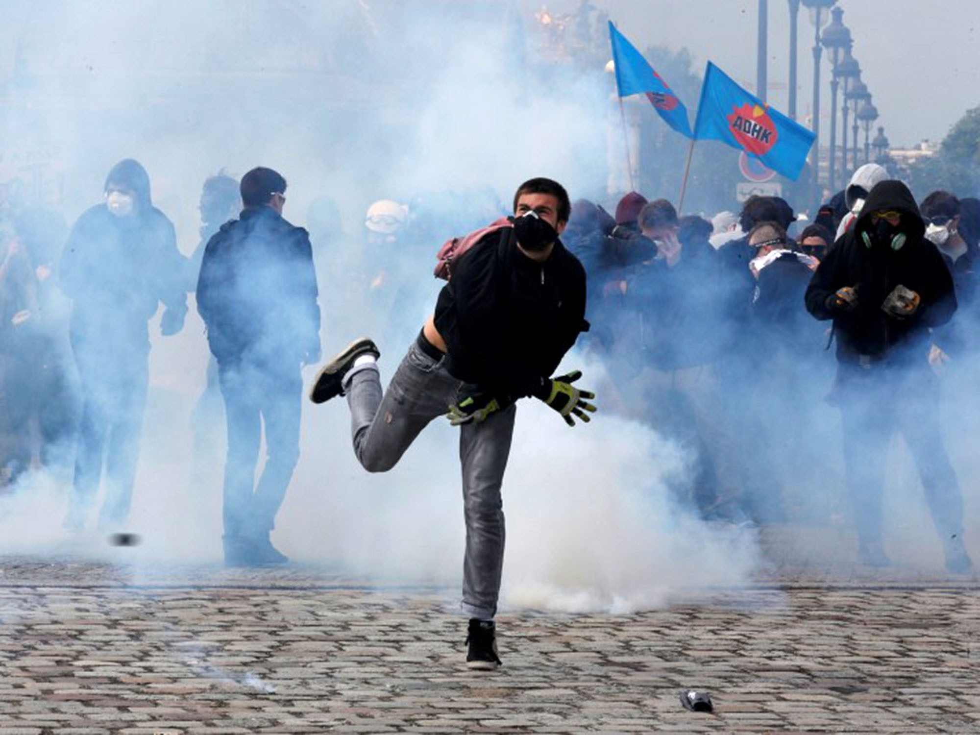Manifestantes entram em confronto com a polícia, durante protesto contra as reformas trabalhistas na França, em Paris