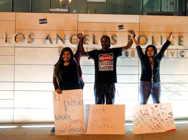 Ativistas apoiam o movimento Black Lives Matter, em Los Angeles
