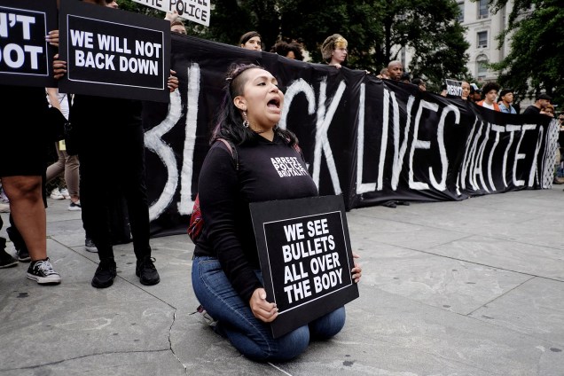 Manifestantes protestam em Nova York contra a brutalidade policial e apoiam o movimento 'Black Lives Matter' (Vidas negras importam)