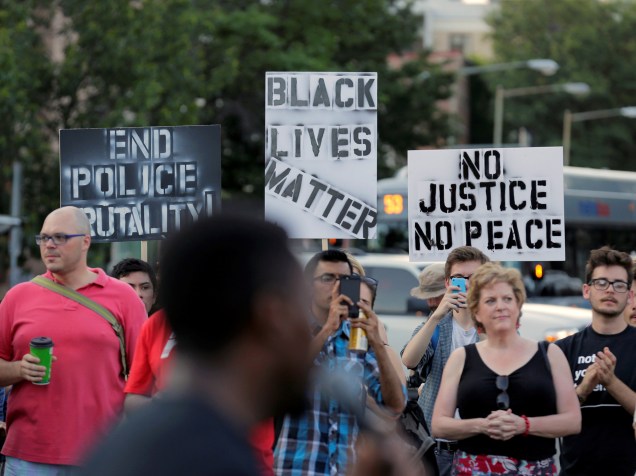 Manifestantes protestam em Washington contra a brutalidade policial e apoiam o movimento Black Lives Matter (Vidas negras importam)