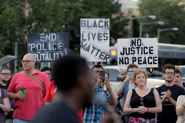 Manifestantes protestam em Washington contra a brutalidade policial e apoiam o movimento 'Black Lives Matter' (Vidas negras importam)