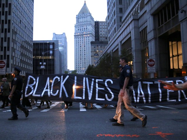 Manifestantes protestam em Nova York contra a brutalidade policial e apoiam o movimento Black Lives Matter (Vidas negras importam)