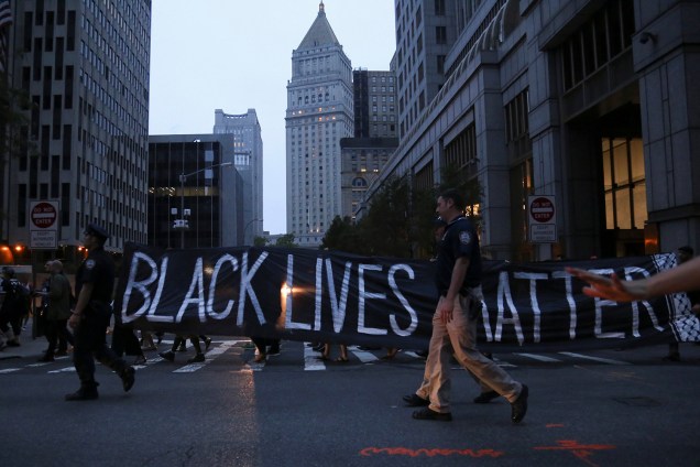 Manifestantes protestam em Nova York contra a brutalidade policial e apoiam o movimento 'Black Lives Matter' (Vidas negras importam)