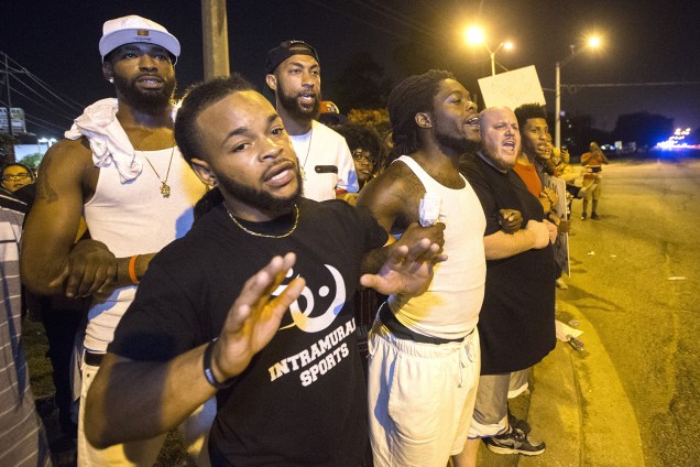 Manifestantes cruzam os braços e protestam contra a polícia em apoio ao movimento 'Black Lives Matter' (Vidas negras importam), em Los Angeles