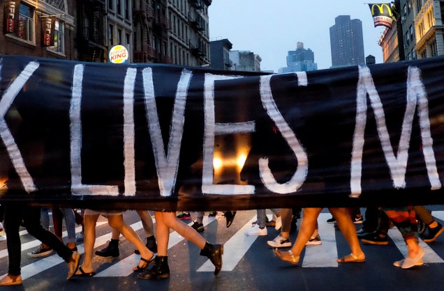 Manifestantes protestam em Nova York contra a brutalidade policial e apoiam o movimento Black Lives Matter (Vidas negras importam)