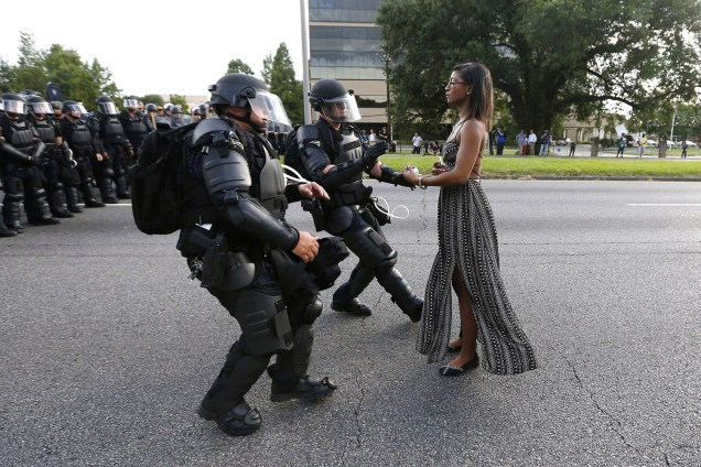 A manifestante Ieshia Evans é presa, após ficar parada em frente um cordão policial, em Baton Rouge, Estados Unidos
