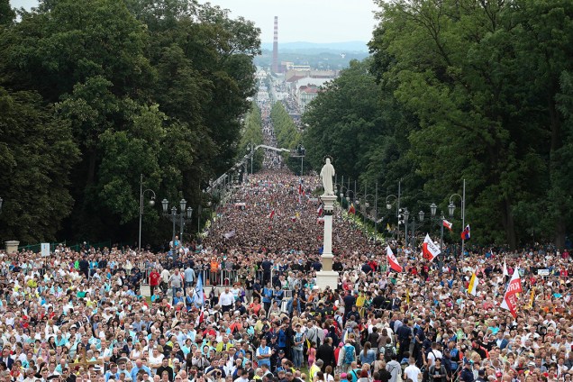 Multidão de fieis  aguardam o Papa Francisco no monastério de Jasna Gora, em Czestochowa, na Polônia, durante a Jornada Mundial da Juventude - 28/07/2016