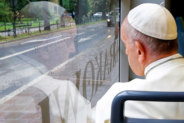 Papa Francisco olha em uma janela, em Cracóvia, na Polônia, durante a Jornada Mundial da Juventude - 28/07/2016