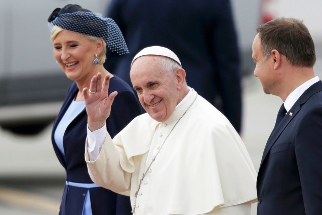 Papa Francisco acena ao chegar no Aeroporto Balice, próximo à Cracóvia, na Polônia, juntamente com o presidente polonês Andrzej Duda e sua esposa - 27/07/2016