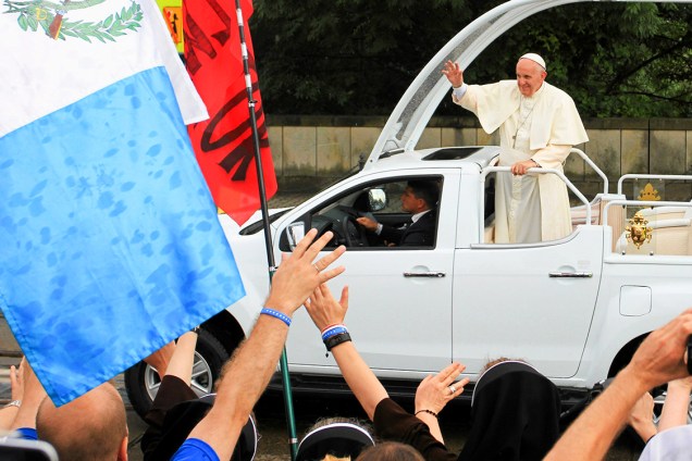 Papa Francisco acena para fieis ao andar com o papamóvel, nos arredores do Aeroporto Balice, em Cracóvia, na Polônia. Pontífice participará da Jornada Mundial da Juventude no país - 27/07/2016