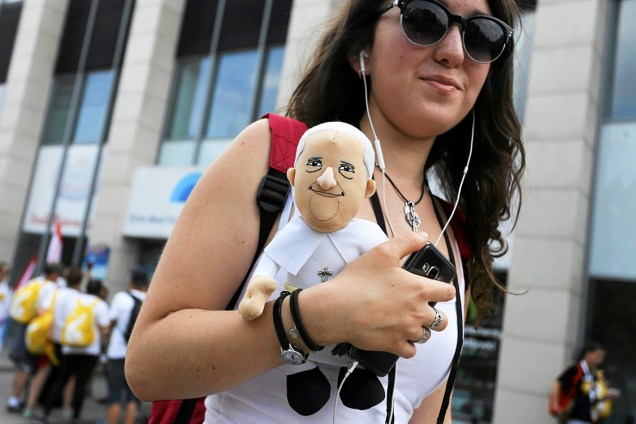 Mulher carrega boneco do Papa Francisco, próximo ao estádio de Cracóvia, na Polônia. Pontífice participará da Jornada Mundial da Juventude no país - 27/07/2016