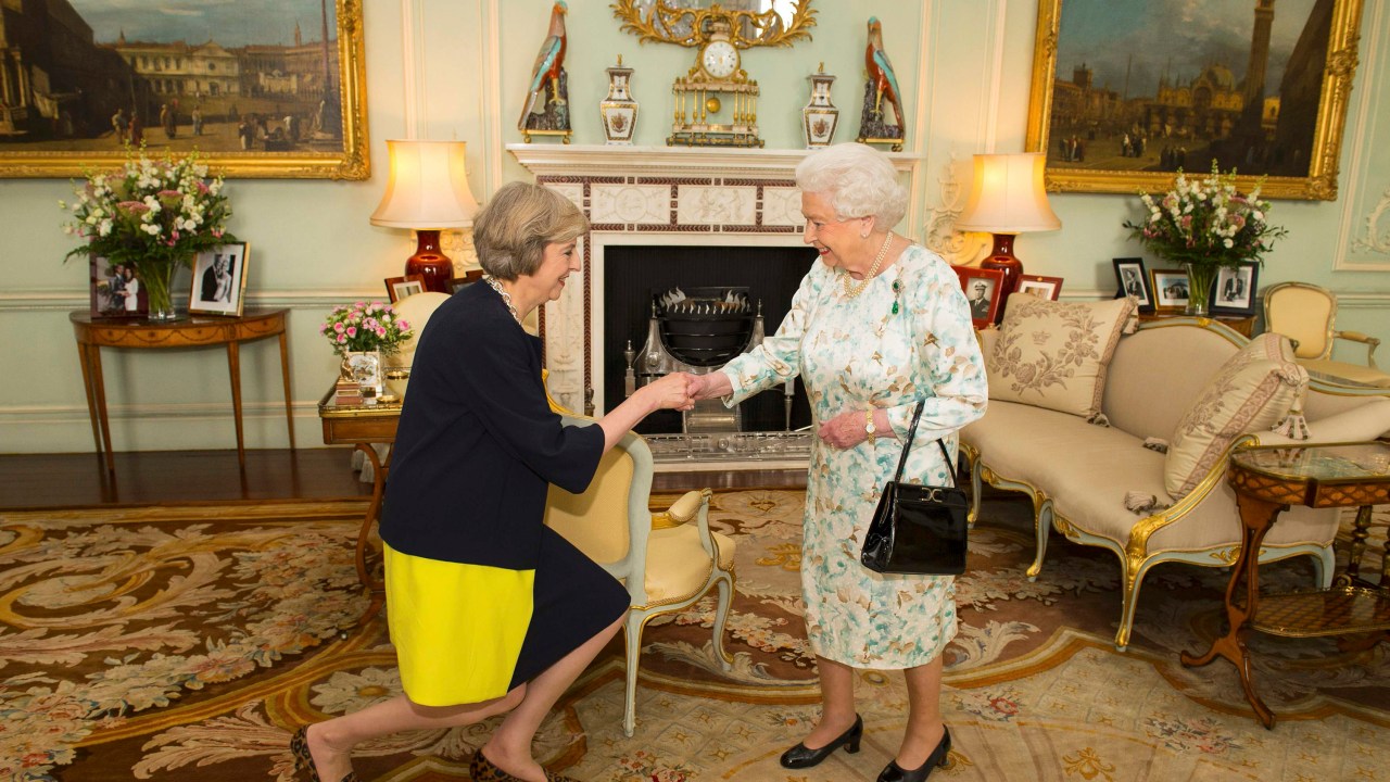 Rainha Elizabeth II recebe Theresa May para uma audiência no Palácio de Buckingham em Londres - 13/07/2016
