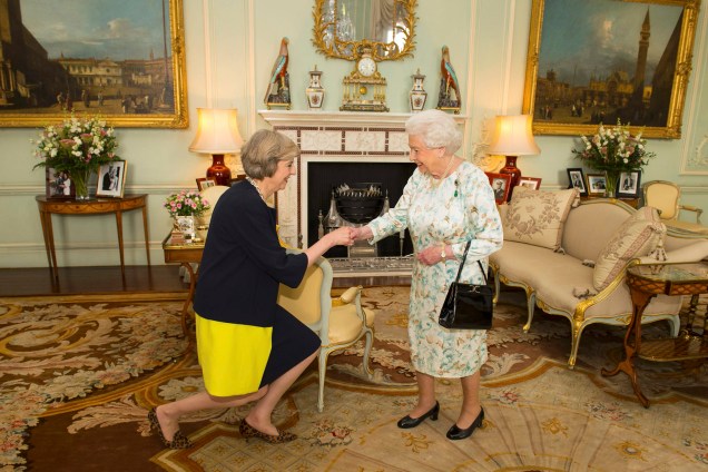 Rainha Elizabeth II recebe Theresa May para uma audiência no Palácio de Buckingham em Londres - 13/07/2016