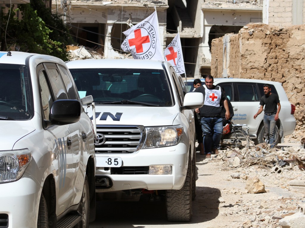 Veículos do Comitê Internacional da Cruz Vermelha, entram na cidade de Daraya, controlada por rebeldes, na Síria - 01/06/2016