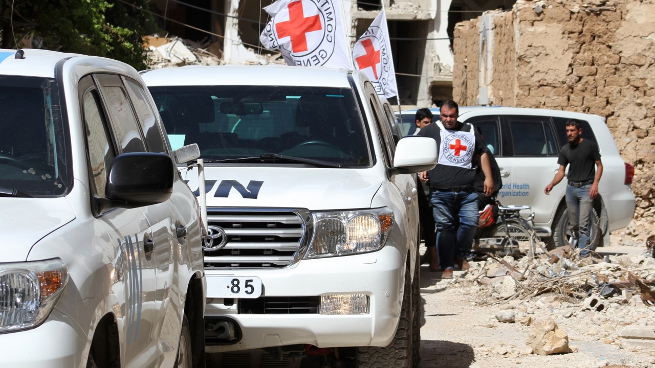 Veículos do Comitê Internacional da Cruz Vermelha, entram na cidade de Daraya, controlada por rebeldes, na Síria - 01/06/2016