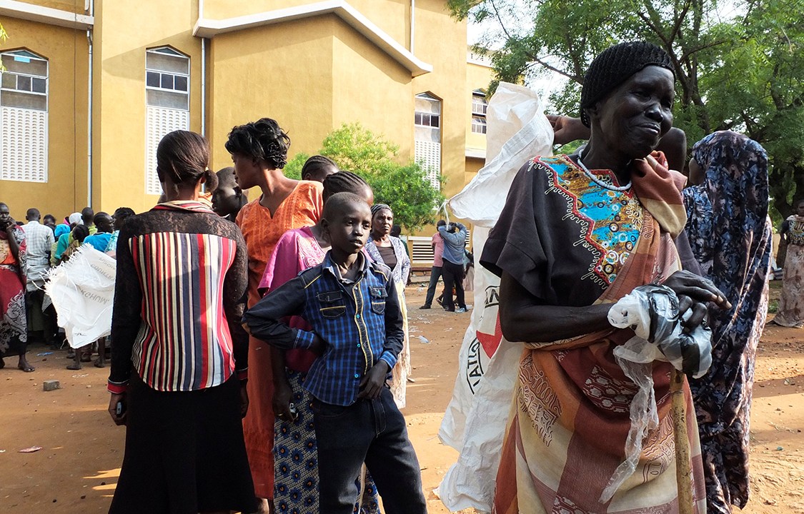 Moradores fazem fila para receber suprimentos de emergência, próximo à Catedral Católica Kator, em Juba, no Sudão do Sul - 12/07/2016