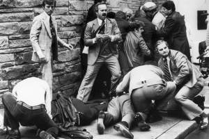 Agentes do serviço secreto americano, policiais e guarda-costas, imobilizam o atirador John Hinckley Jr, que tentou assassinar o então presidente dos Estados Unidos - 30/03/1981
