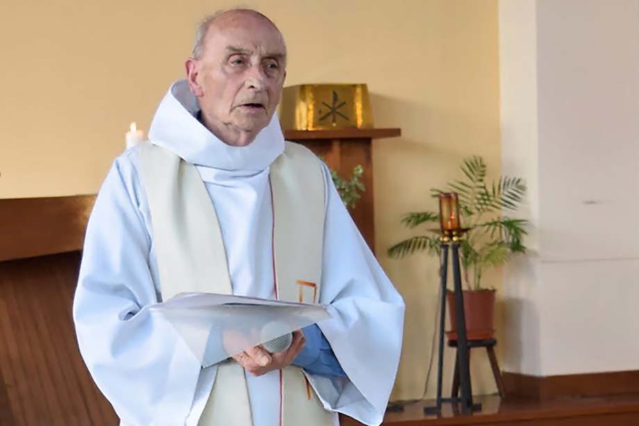 O padre Jacques Hamel, morto enquanto celebrava uma missa na igreja de Saint-Etienne-du-Rouvray, Normandia. O sacerdote de 86 anos foi degolado por homens que invadiram o local armados com facas