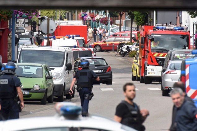 Policiais e bombeiros chegam ao local de uma tomada de reféns em uma igreja em Saint-Etienne-du-Rouvray, norte da França - 26/07/2016