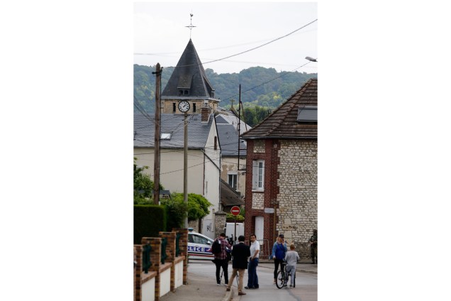 Os arredores da igreja de Saint-Etienne-du-Rouvray, norte da França, foram bloqueados pela polícia na sequência de um ataque de dois homens com facas que deixou um padre de 86 anos morto - 26/07/2016