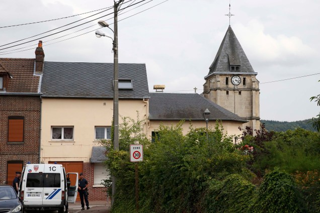 Os arredores da igreja de Saint-Etienne-du-Rouvray, norte da França, foram bloqueados pela polícia na sequência de um ataque de dois homens com facas que deixou um padre de 86 anos morto - 26/07/2016