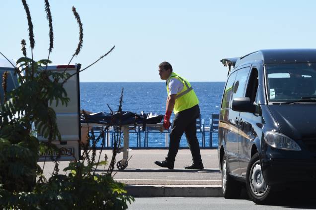 Especialista forense retira um corpo do local do ataque na Promenade des Anglais em Nice, na França - 15/07/2016