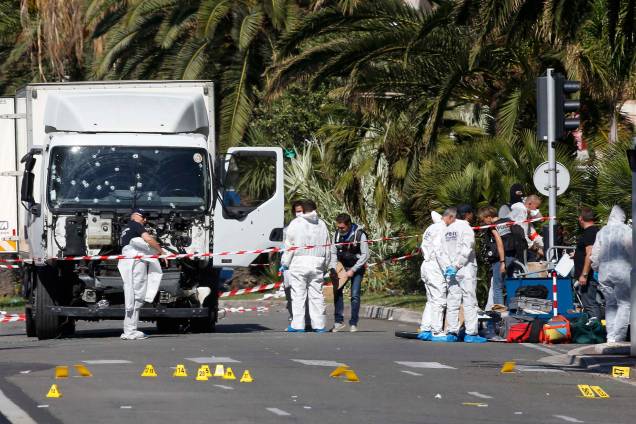 Investigadores trabalham no local do ataque com um caminhão que avançou contra a multidão que celebrava o Dia da Bastilha em Nice, França - 15/07/2016