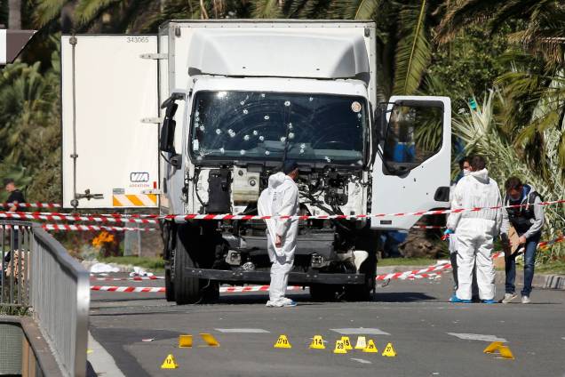 Investigadores trabalham no local do ataque com um caminhão que avançou contra a multidão que celebrava o Dia da Bastilha em Nice, França - 15/07/2016
