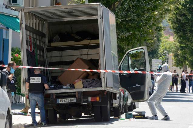 Policiais investigam o caminhão usado no ataque contra a multidão que celebrava o Dia da Bastilha em Nice, França - 15/07/2016