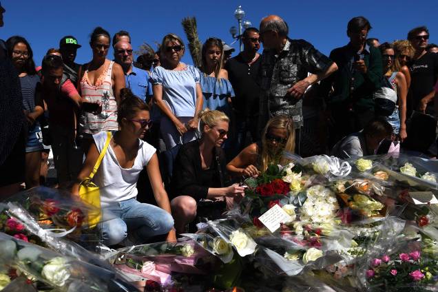Pessoas depositam flores em homenagem às vítimas do ataque com um caminhão na cidade de Nice, na França - 15/07/2016