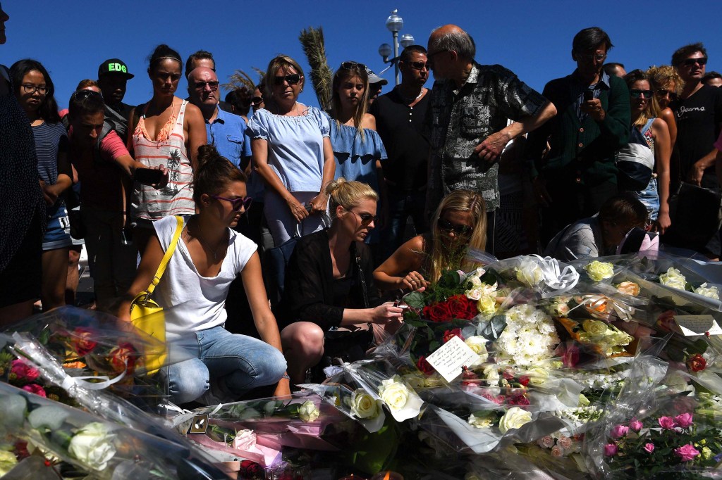 Pessoas prestam homenagens às vítimas do ataque na cidade de Nice, na França