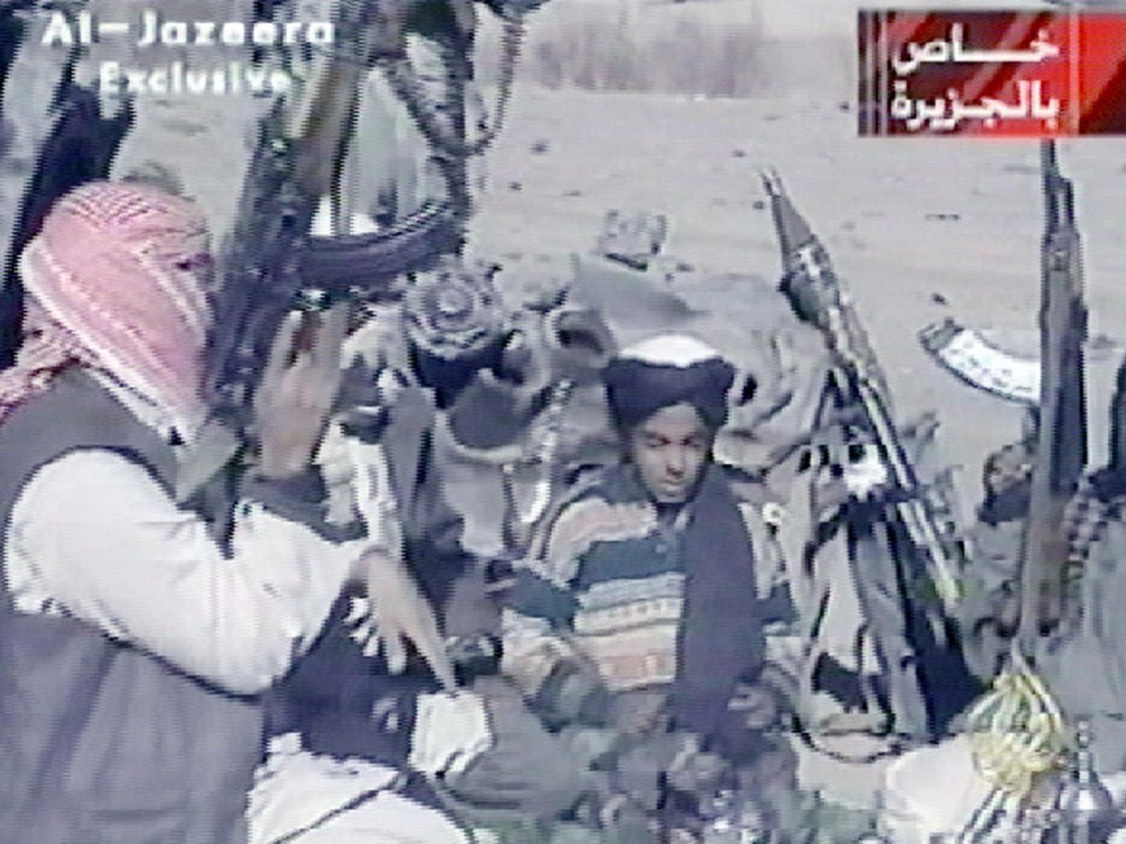 Hamza Bin Laden, suspeito de ser um dos filhos do terrorista morto Osama Bin Laden, rodeado de homens armados enquanto recita um poema exaltando Cabul e Mullah Mohammad Omar