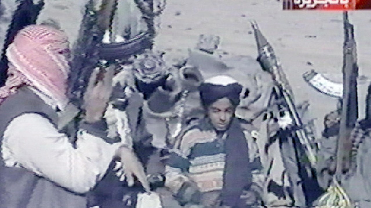 Hamza Bin Laden, suspeito de ser um dos filhos do terrorista morto Osama Bin Laden, rodeado de homens armados enquanto recita um poema exaltando Cabul e Mullah Mohammad Omar