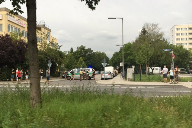 Policiais se posicionam nos arredores de um centro comercial em Munique, na Alemanha, após relatos de um tiroteio no local - 22/07/2016